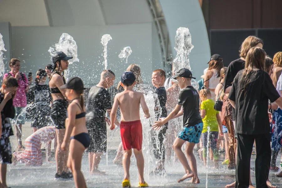 Фото В Новосибирске дети спасаются от жары в городских фонтанах 4